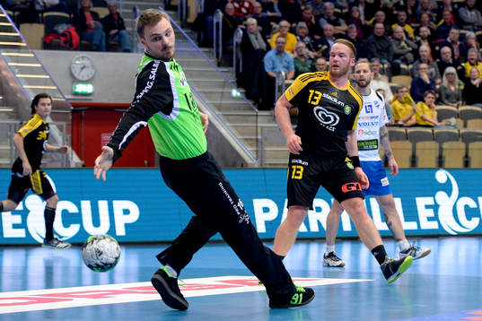 Sävehofs Atli Ingolfsson gör mål bakom Skövdes målvakt