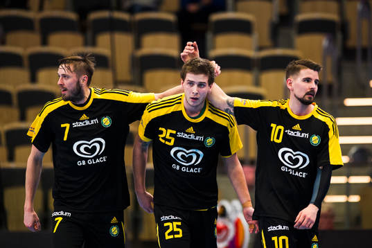Sävehofs Jonas Larholm och Victor Fridén jublar med