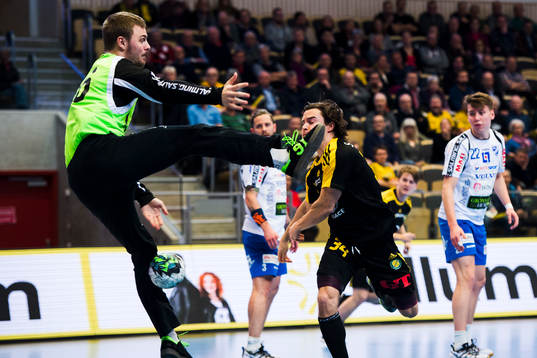 Skövdes målvakt Michael Andersson räddar ett skott från