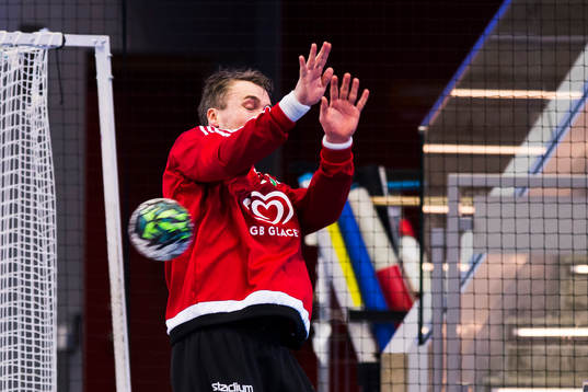 Sävehofs målvakt Per Sandström räddar