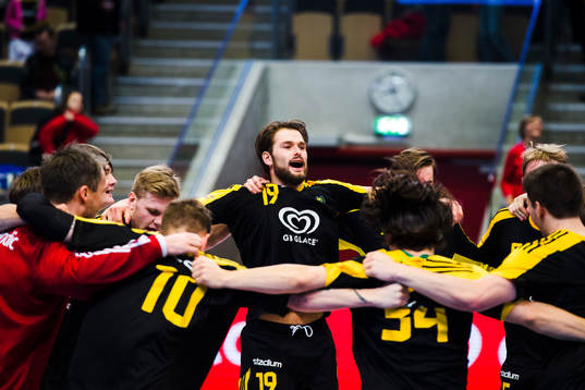 Sävehofs Niclas Fingren jublar med lagkamrater