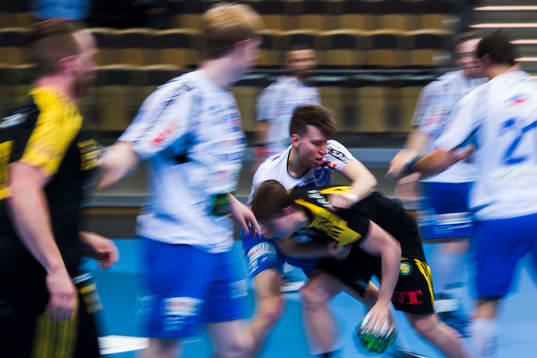 Skövdes Max Broman försvarar mot Sävehofs Johan Fagerlund