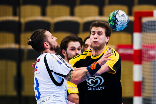 Skövdes Rasmus Wremer stoppas av Sävehofs Olle
