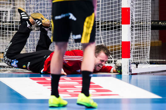 Sävehofs målvakt Per Sandström släpper in ett mål