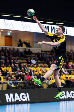 Sävehofs Henrik Johansson hoppar för att skjuta