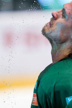 Färjestads Magnus Nygren svalkar sig