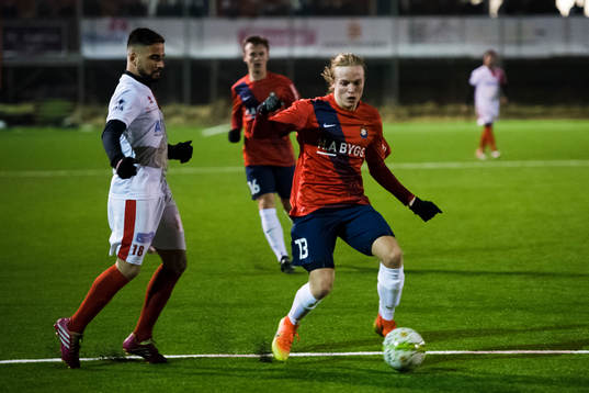 Assyriskas Galvan Ayob och Örgrytes Jonathan Sahrman i