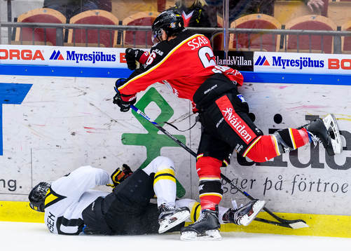 Luleås Craig Schira tacklar Brynäs Jesper Jensen