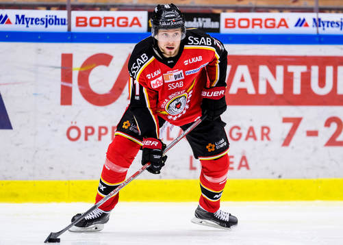 Luleås Petter Emanuelsson med pucken