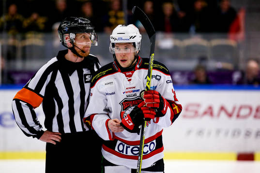 Malmö Redhawks Erik Forssell och Domare Mikael Holm