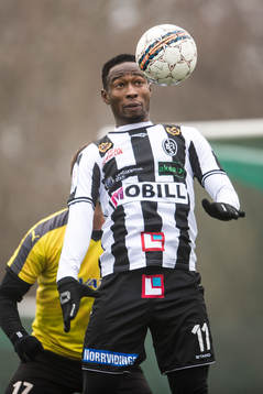 Landskronas Karim Sadat tar bollen ner på bröstet
