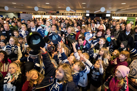 Godisregn vid familjedagen på Tegera Arena vid