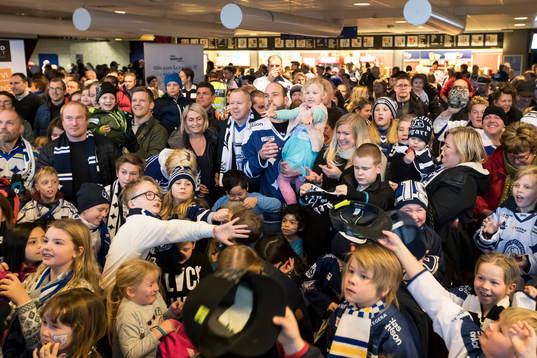 Godisregn vid familjedagen på Tegera Arena vid