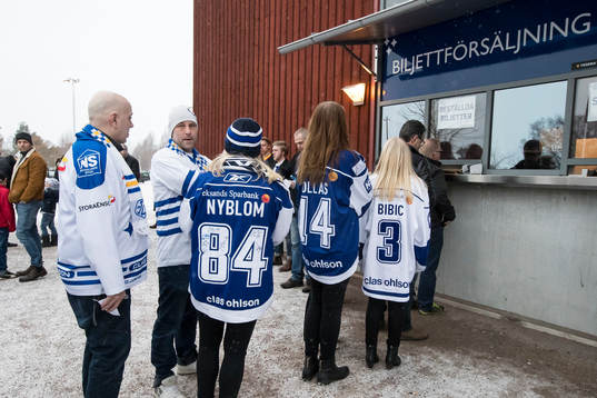 Biljettkö innan ishockeymatchen i SHL mellan Leksand och