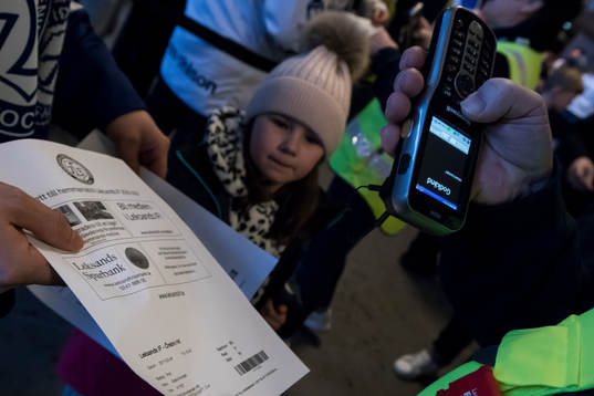 Biljettscanning innan ishockeymatchen i SHL mellan Leksand
