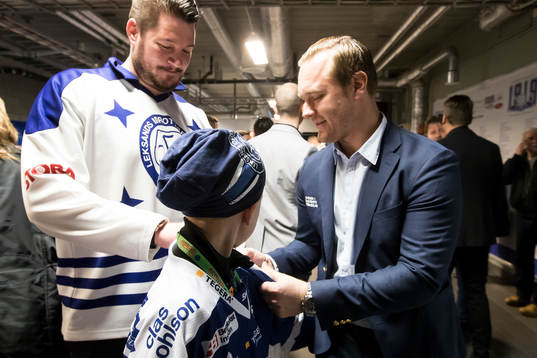 Jens Bergenström signerar tröja innan ishockeymatchen i