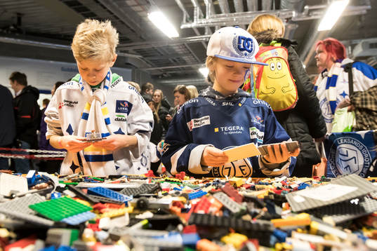 Legobygge på familjeadgen vid ishockeymatchen i SHL mellan