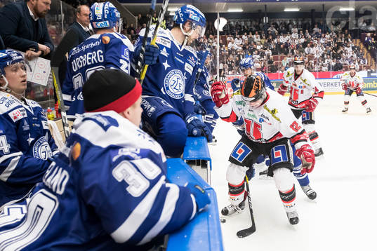 Örebros Glenn Gustafsson framför Leksands Markus