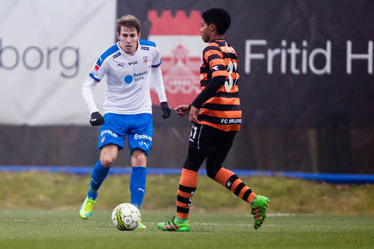 Helsingborgs Adam Eriksson i duell om bollen med