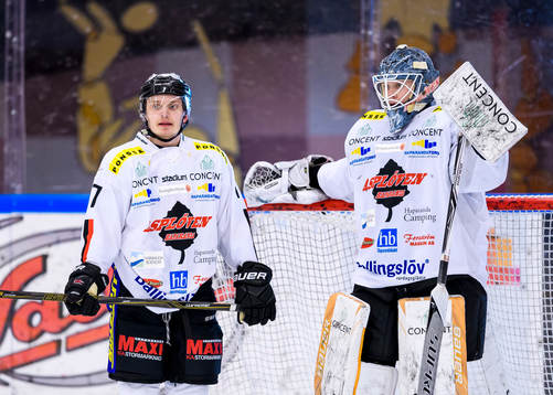 Asplövens Jesper Ylivainio och målvakt Jesper Eriksson