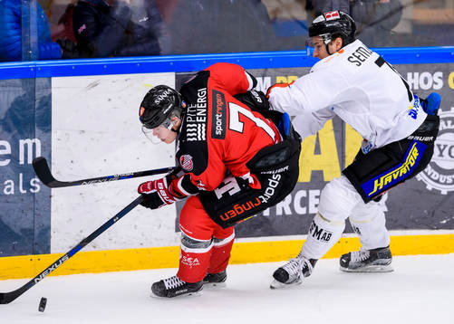 Piteås Viktor Nilsson håller undan för Asplövens Roman