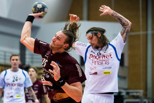 Lugis Jakob Wickman Modig kommer förbi Redbergslids Tobias