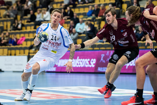 Lugis Otto Lagerquist jagar Redbergslids Linus Arnesson