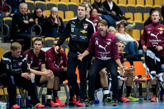 Lugis tränare Tomas Axnér agerar