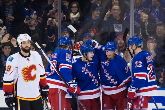 Rangers Jesper Fast jublar med lagkamrater