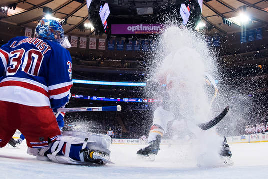 Rangers målvakt Henrik Lundqvist utmanas av Calgarys Matt