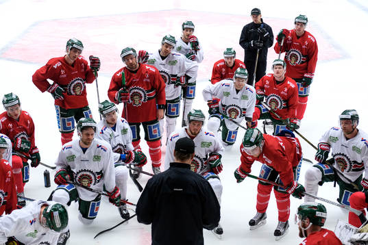 Frölundas spelare lyssnar på tränare Roger Rönnberg som