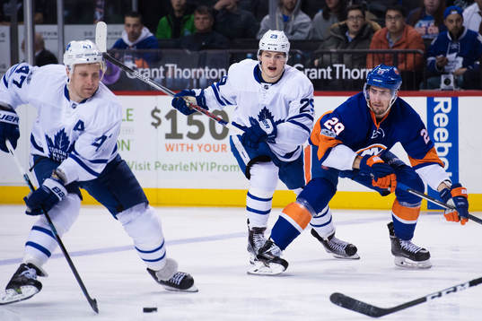 Maple Leafs Leo Komarov och William Nylander samt Islanders