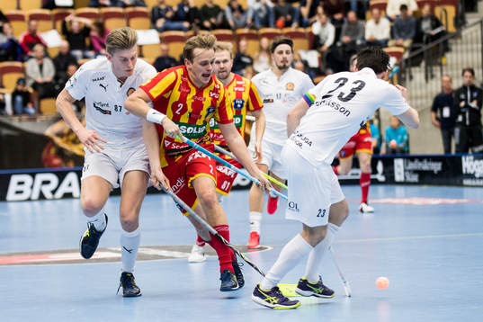 Helsingborgs Linus Nordgren trängd mellan Höllvikens Ted