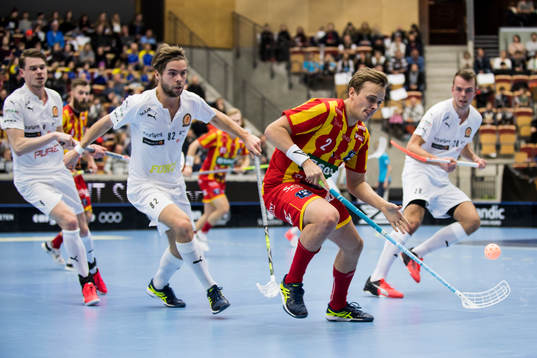 Helsingborgs Linus Nordgren jagas av Höllvikens Johannes