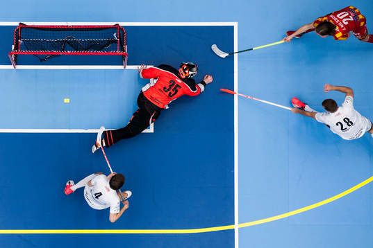 Helsingborgs Jonathan Nilsson framför Höllvikens målvakt