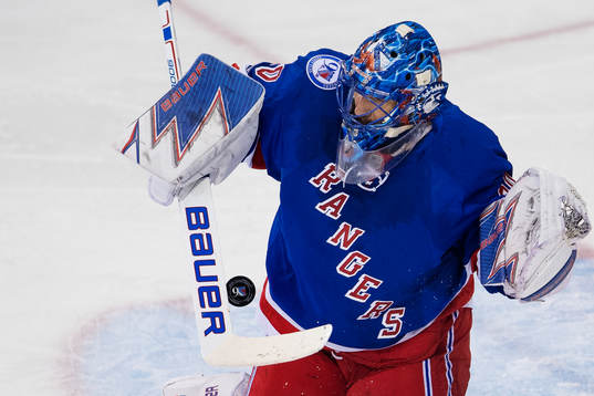Rangers målvakt Henrik Lundqvist räddar ett skott