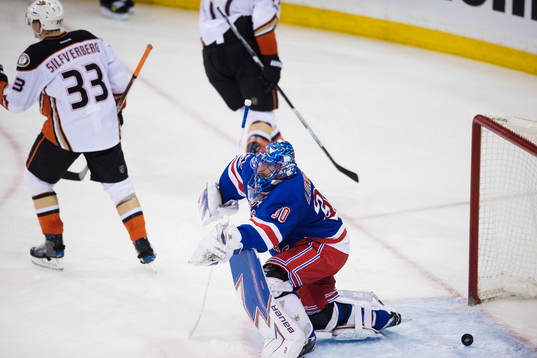 Rangers målvakt Henrik Lundqvist deppar