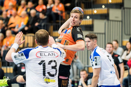 Kristianstads Olafur Gudmundsson förbereder för skott