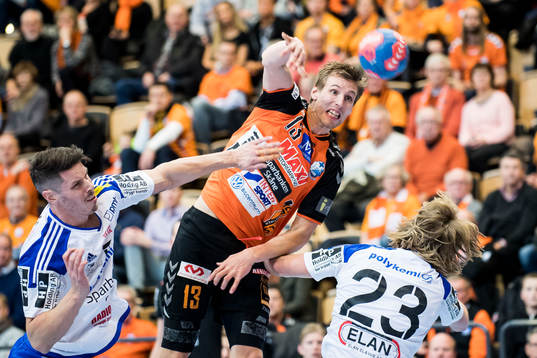 Kristianstads Olafur Gudmundsson kommer förbi Ystads Kim