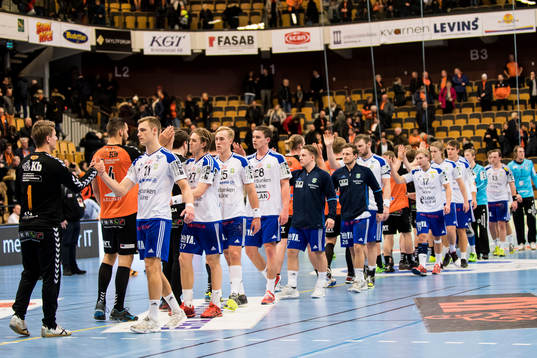 Kristianstads och Ystads spelare tackar varandra