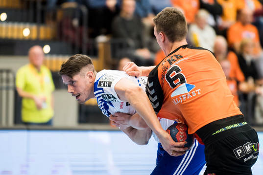 Kristianstads Philip Henningsson håller fast Ystads Kim