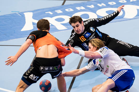 Kristianstads målvakt Nebojsa Simic glider fram mot bollen