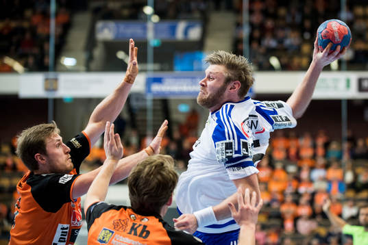 Kristianstads Albin Lagergren attackerar Ystads Alexander