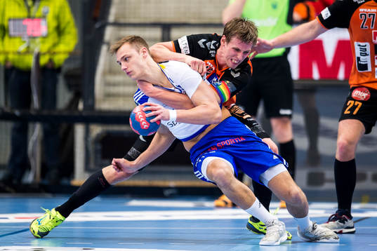 Kristianstads Olafur Gudmundsson i kamp mot Ystads Lukas