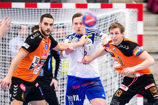 Kristianstads Mario Lipovac och Olafur Gudmundsson håller