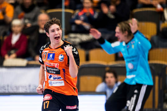 Kristianstads Jerry Tollbring jublar medan Ystads målvakt