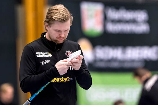 Pixbos Max Wahlgren före innebandymatchen i SSL mellan