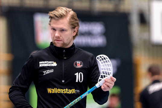 Pixbos Max Wahlgren före innebandymatchen i SSL mellan