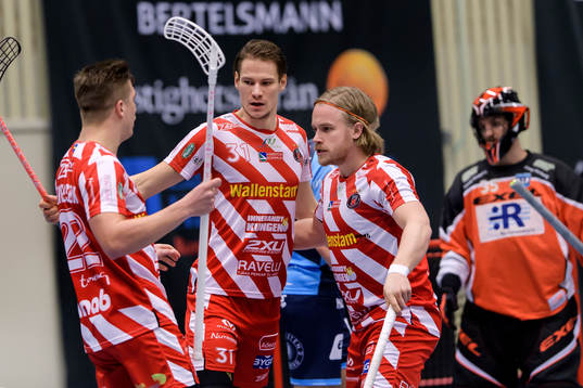 Pixbos Jens Milesson har gjort 1-1 och jublar