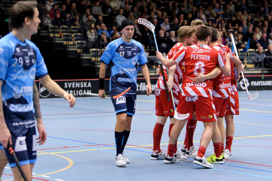 Pixbos Daniel Calebsson har gjort 3-6 och laget jublar